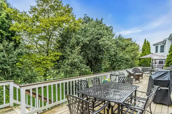 Commack, NY 11725,106 Fairway View DR