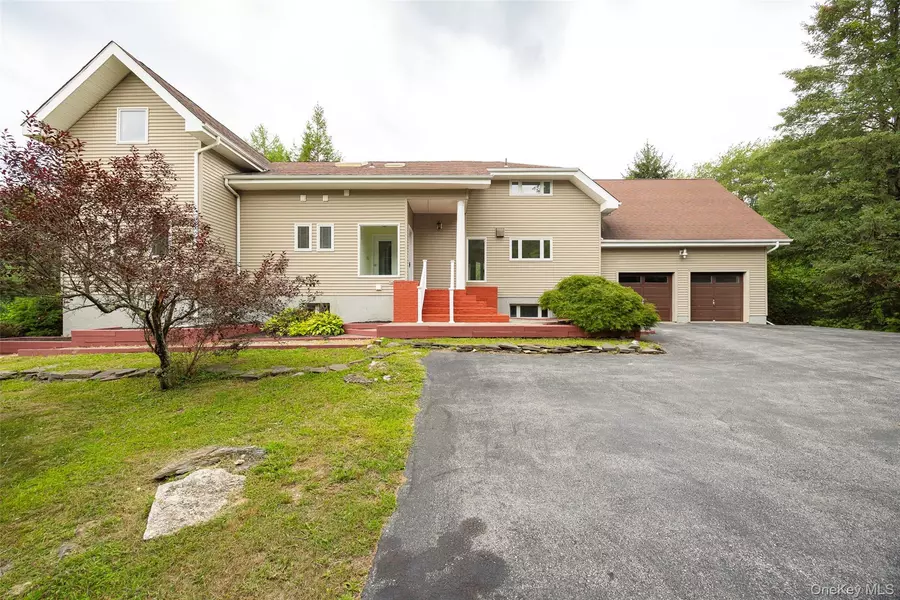 303 Freedom RD, Pleasant Valley, NY 12569