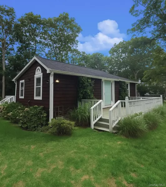 61 Squires AVE, East Quogue, NY 11942