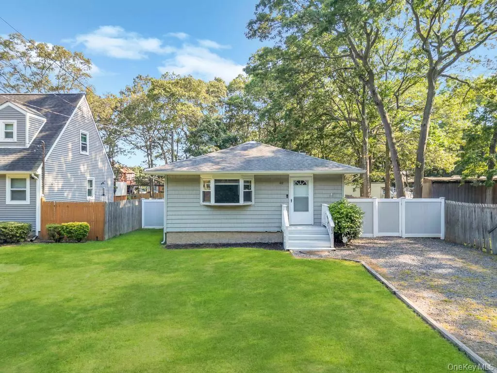 Mastic, NY 11950,62 Eleanor AVE