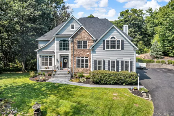 97 Shagbark LN, Hopewell Junction, NY 12533
