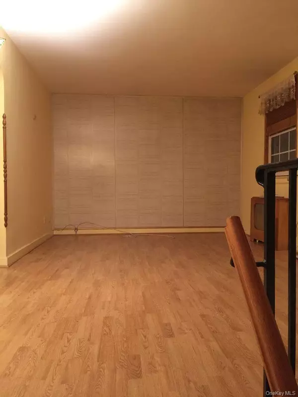 Glen Oaks, NY 11004,261-29 Langston #2nd Fl