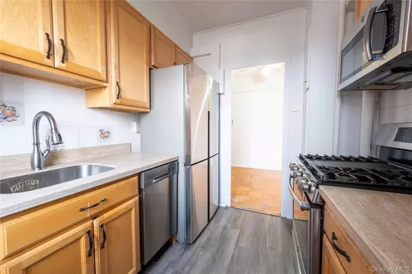 Bronx, NY 10462,1604 Metropolitan AVE #9G