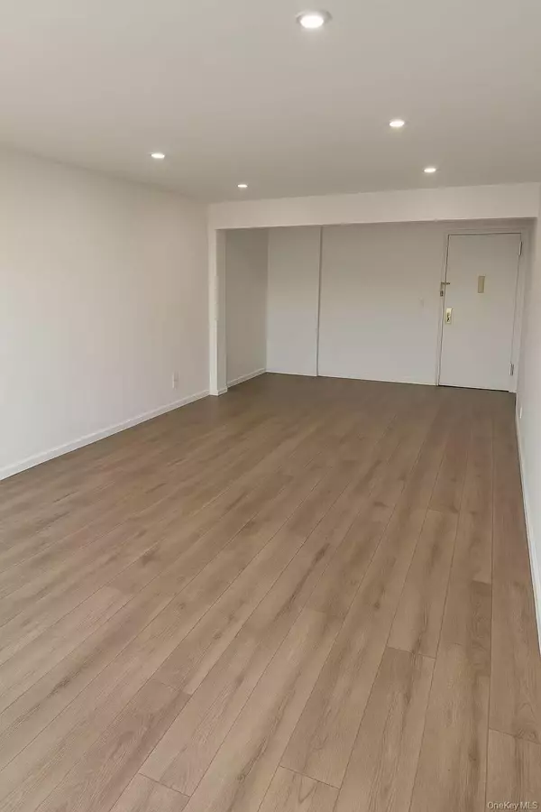 Elmhurst, NY 11373,7402 43rd AVE #4G