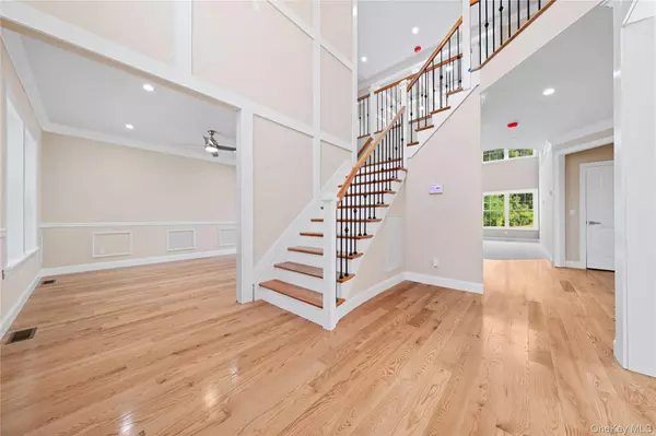 Wheatley Heights, NY 11798,4 Coventry CT