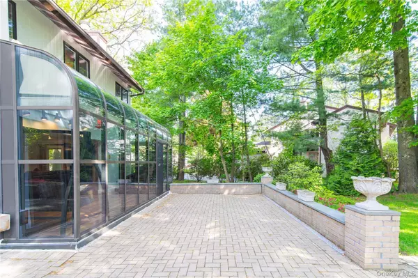 Manhasset, NY 11030,12 Bolton DR