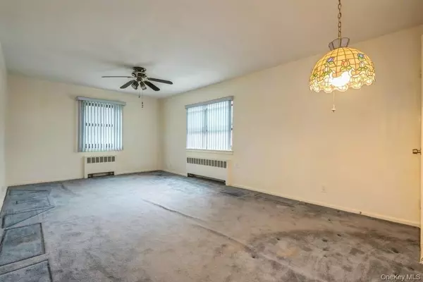 Oakland Gardens, NY 11364,73-21 220th ST #139B2
