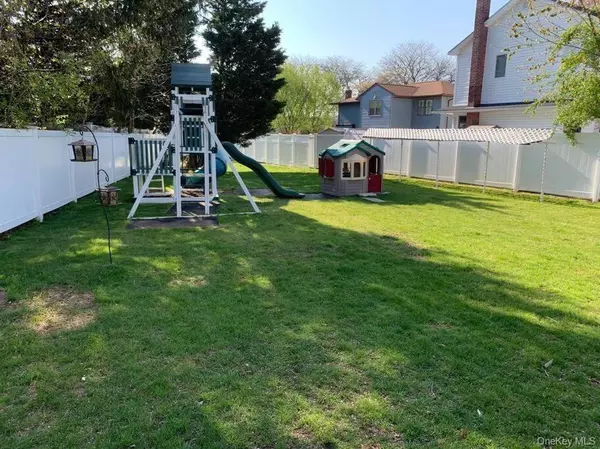 Bethpage, NY 11714,8 Spruce AVE