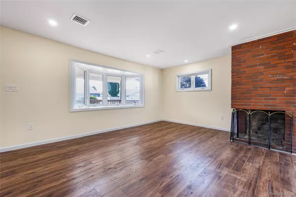 Copiague, NY 11726,4 William ST