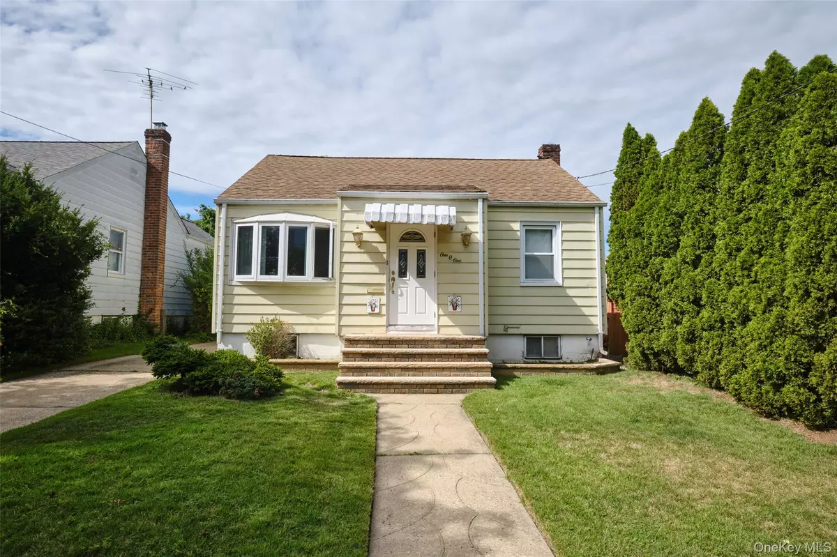 Albertson, NY 11507,101 Hampton AVE