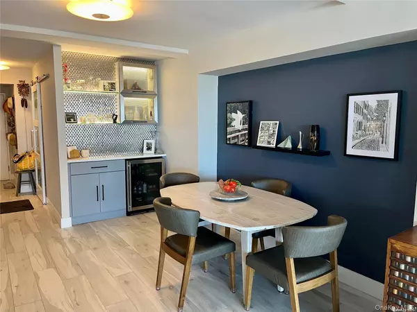 Long Beach, NY 11561,170 W Broadway #5H