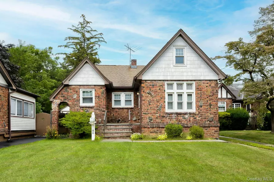 86 N Bayview AVE, Freeport, NY 11520