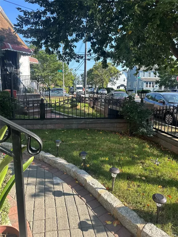 Saint Albans, NY 11412,115-69 203 Street