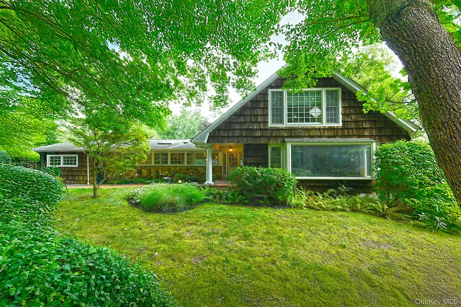 21 W Mall DR, Huntington, NY 11743