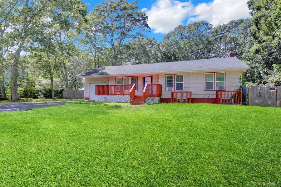 125 Grand AVE, Shirley, NY 11967