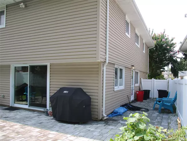 Merrick, NY 11566,1944 Lowell LN
