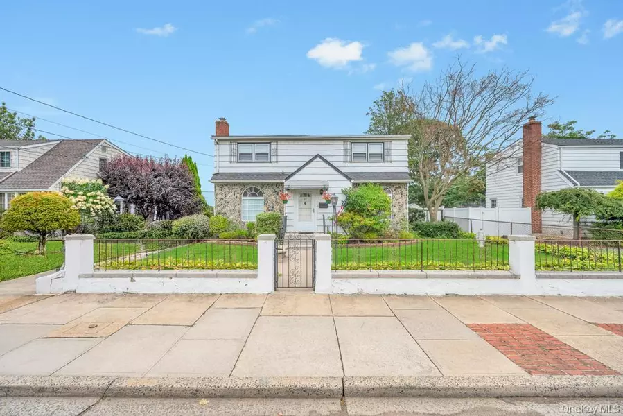 87 Underhill AVE, Hicksville, NY 11801