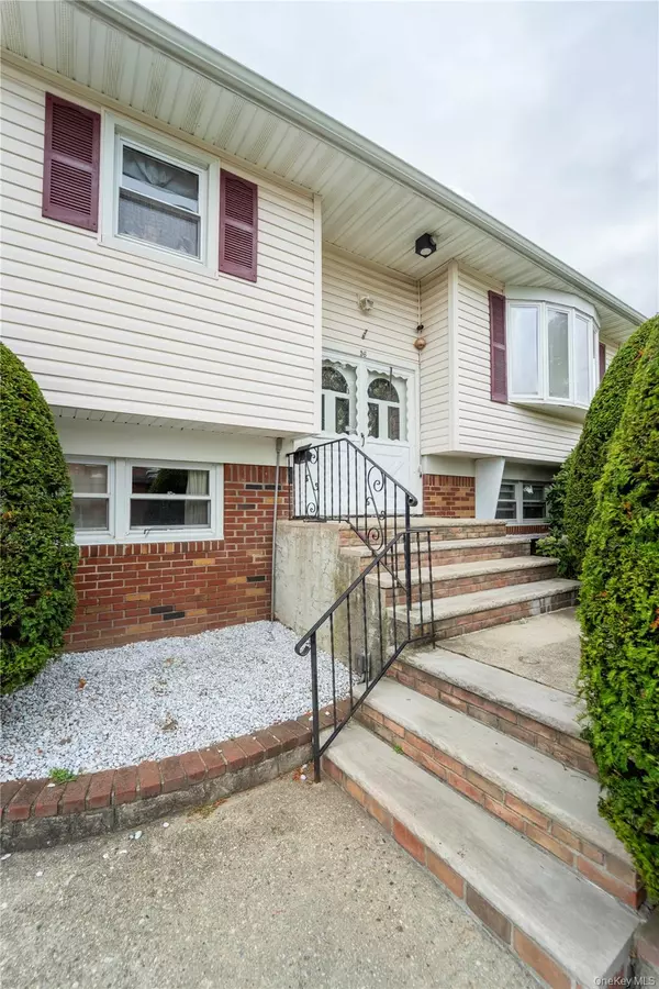 West Babylon, NY 11704,56 Suffolk AVE