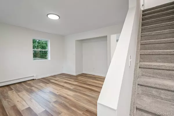 Shirley, NY 11967,143 Robinwood DR