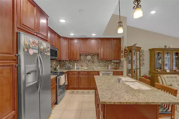 West Babylon, NY 11704,16 Della DR