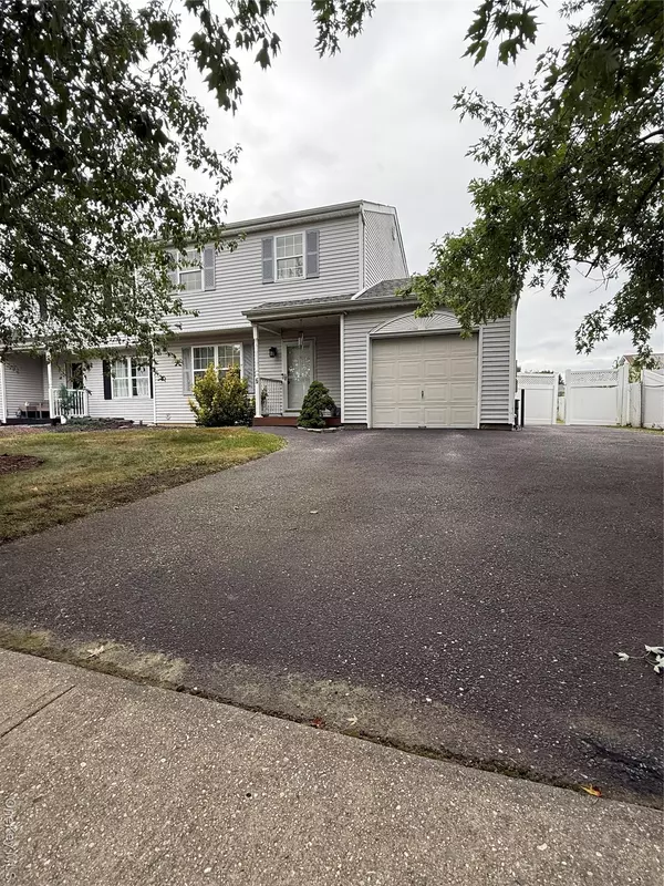 6 Walnut ST, Central Islip, NY 11722
