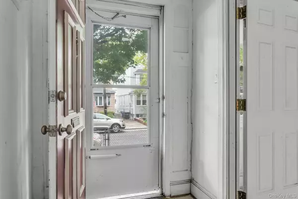 Glendale, NY 11385,6915 69th PL