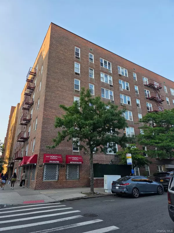 Bronx, NY 10462,1332 Metropolitan AVE #2A