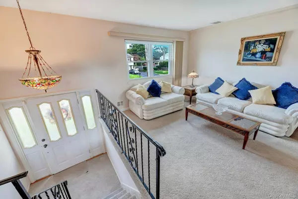 Centereach, NY 11720,14 Holiday Park DR