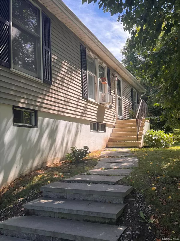 Millerton, NY 12546,5 Red Cedar LN