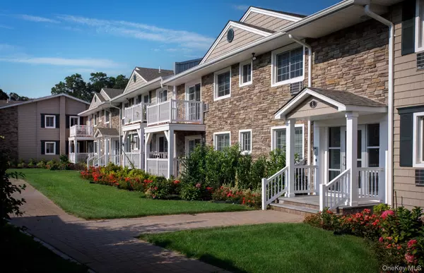 Lake Grove, NY 11755,4 Williams BLVD #2G