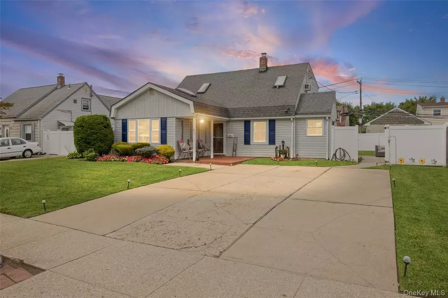 21 Peacock LN, Levittown, NY 11756