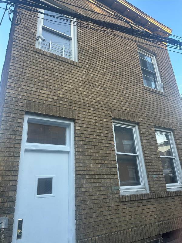 4 Ritters LN, Yonkers, NY 10703