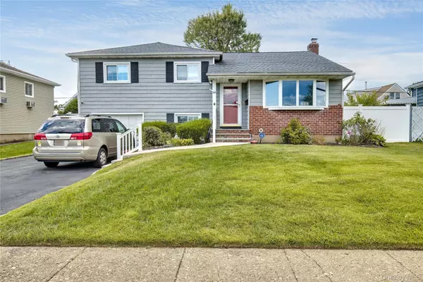 Hicksville, NY 11801,106 Cornell LN
