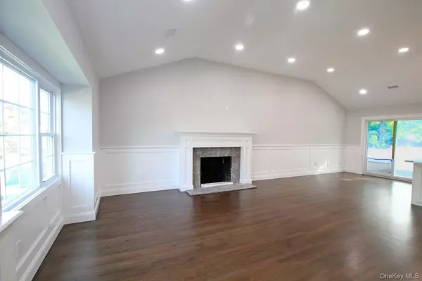 Plainview, NY 11803,16 Eleanor RD