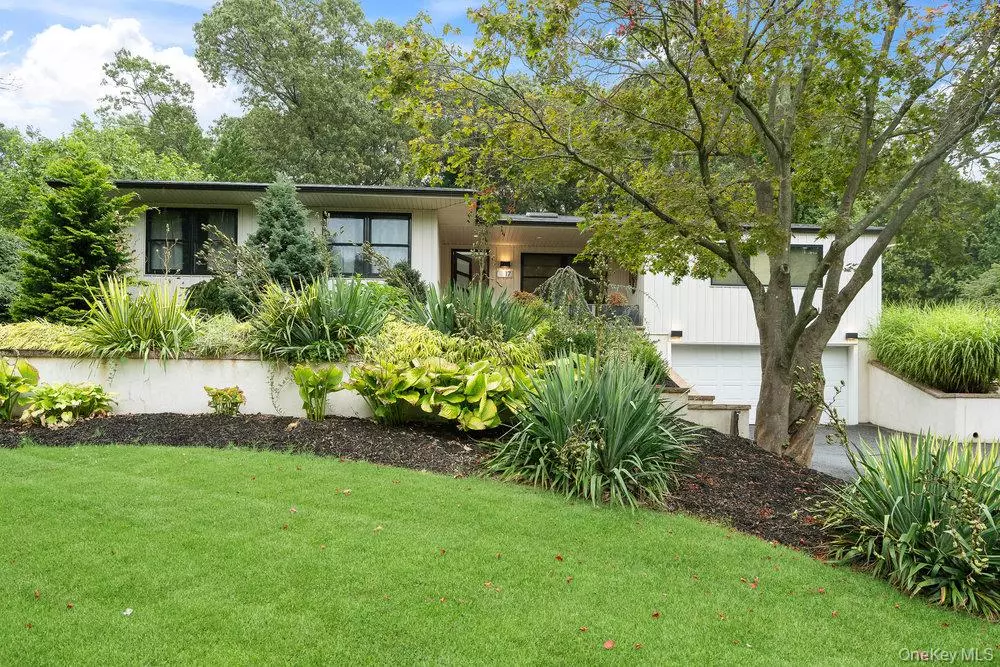 Plainview, NY 11803,17 Newport DR