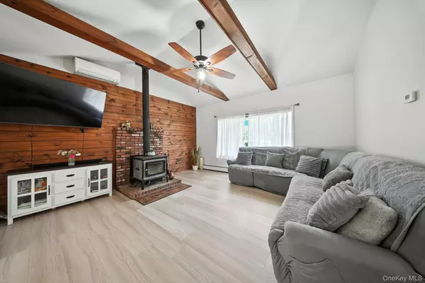 Campbell Hall, NY 10916,42 Hickory DR