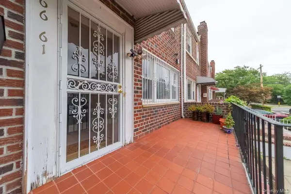 Whitestone, NY 11357,166-61 17th RD