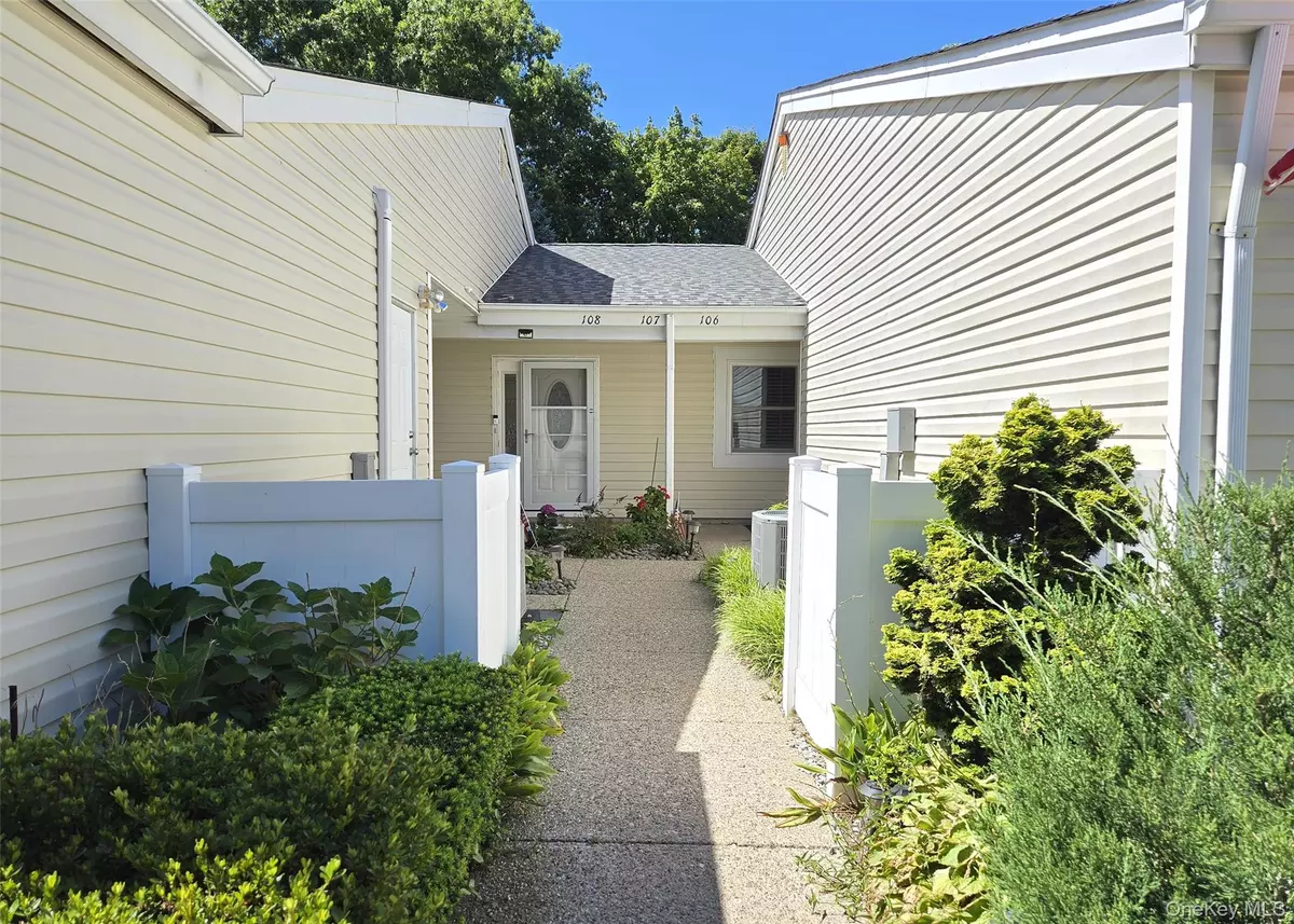Saint James, NY 11780,106 Cabot CT #106