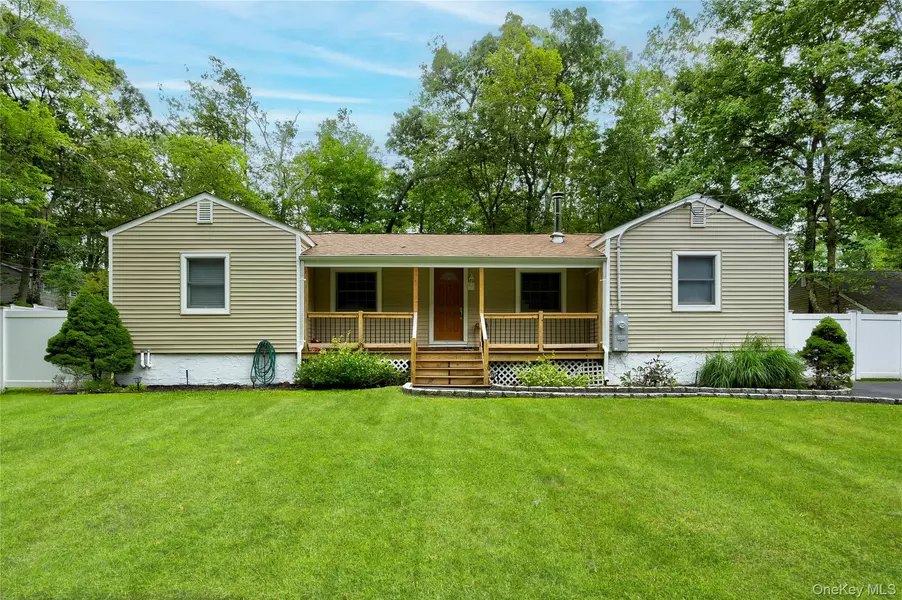 238 Locust DR, Rocky Point, NY 11778