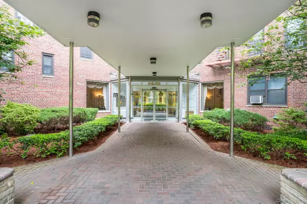 Briarwood, NY 11435,84-01 Main ST #107