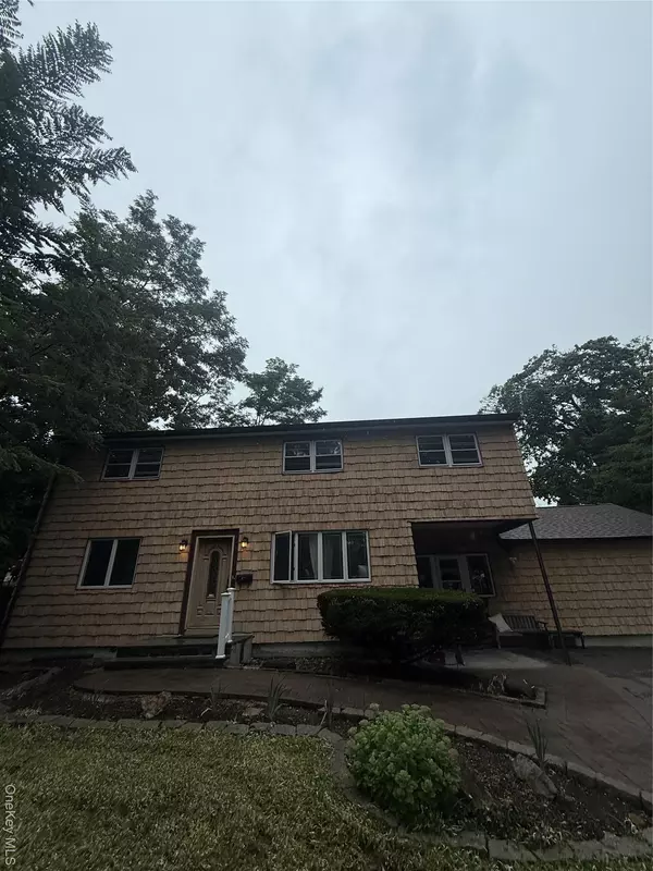 99 Searingtown RD #2nd Fl, Albertson, NY 11507