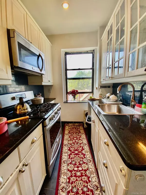 Rego Park, NY 11374,62-98 Saunders ST #5N