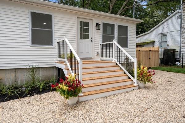 Riverhead, NY 11901,72 Oak AVE