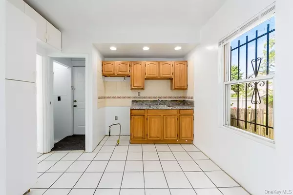 Springfield Gardens, NY 11413,12251 Grayson ST