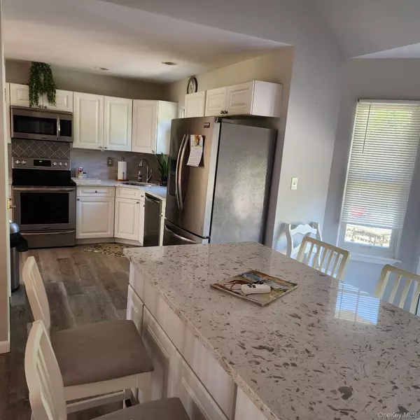 Shirley, NY 11967,289 Carleton DR