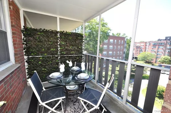 Scarsdale, NY 10583,240 Garth RD #6F2