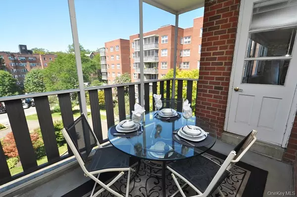 Scarsdale, NY 10583,240 Garth RD #6F2