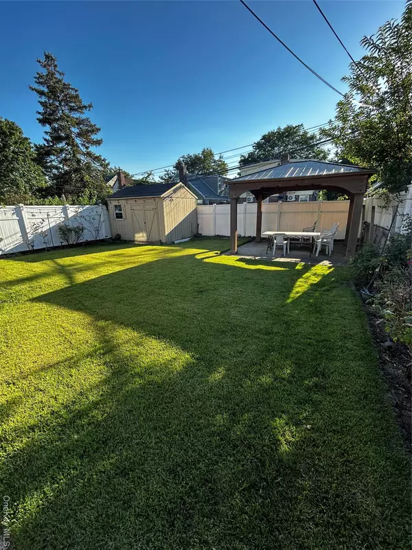 Glen Oaks, NY 11004,7734 Little Neck Pkwy