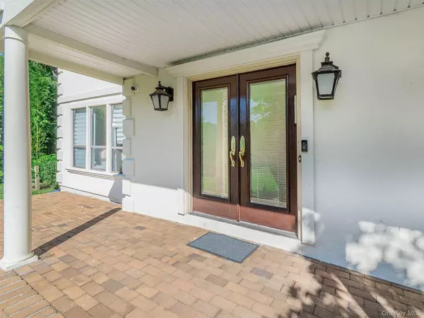 Great Neck, NY 11024,32 Carriage RD