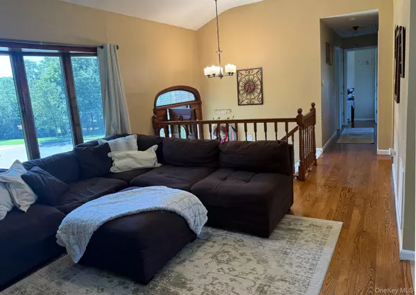 Smithtown, NY 11787,75 Parnell DR